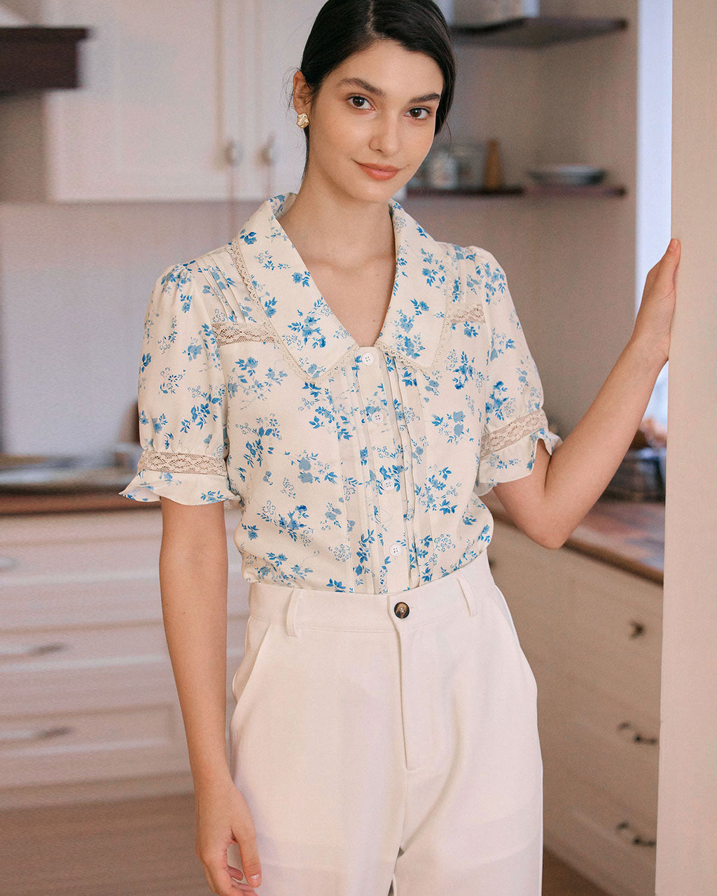 Camille •  Blusa floral romántica con cuello delicado