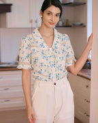 Camille •  Blusa floral romántica con cuello delicado