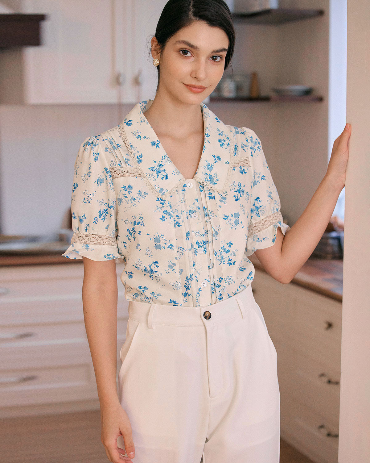 Camille •  Blusa floral romántica con cuello delicado