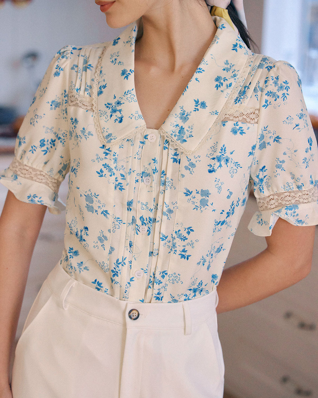 Camille •  Blusa floral romántica con cuello delicado