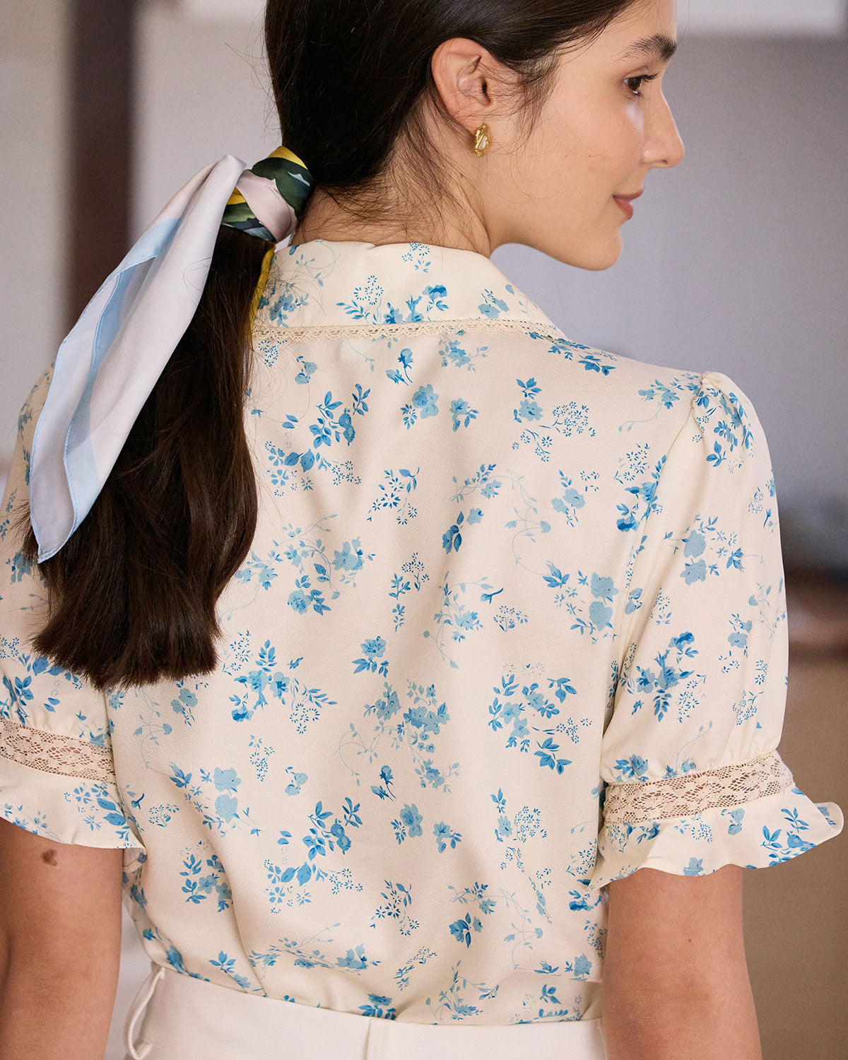 Camille •  Blusa floral romántica con cuello delicado