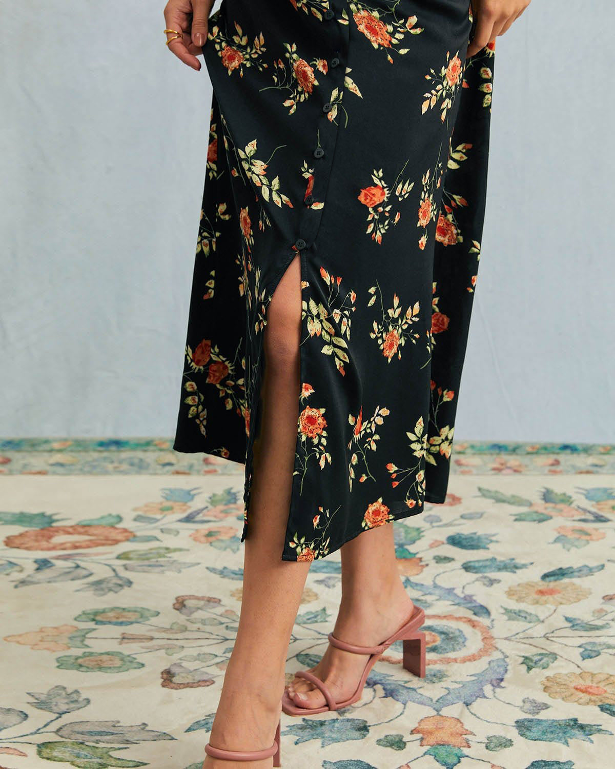 Aurora •   Vestido floral midi con escote en V