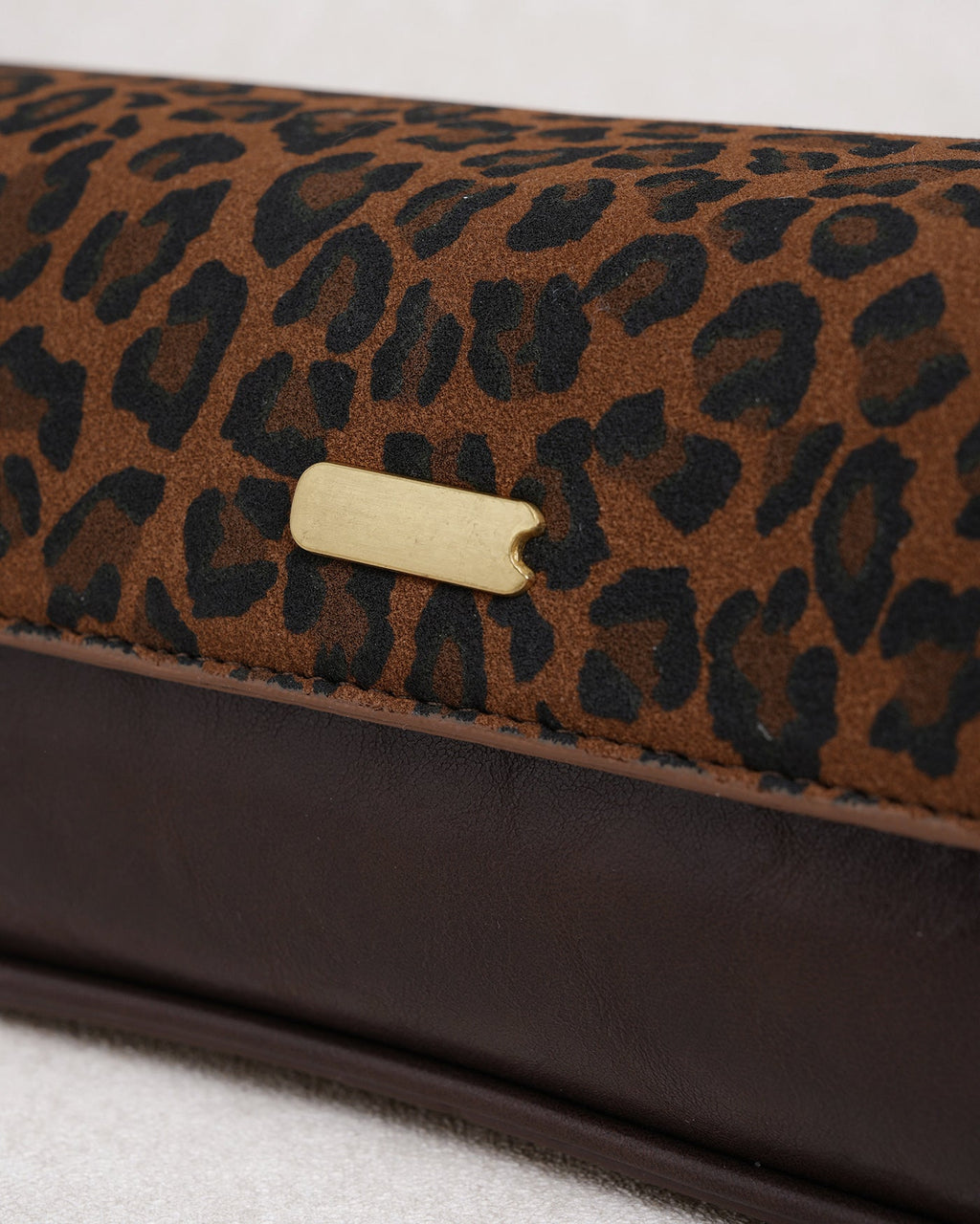 Bianca •  Bolso baguette con estampado animal