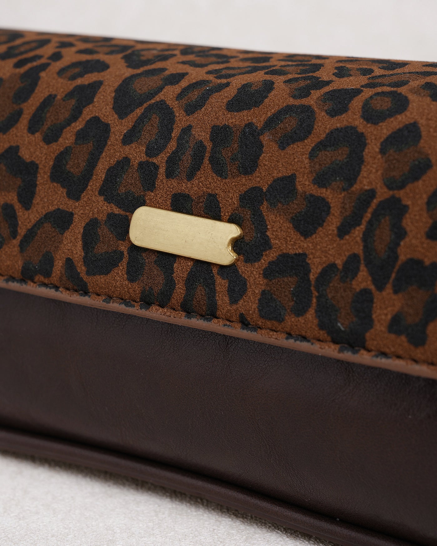 Bianca •  Bolso baguette con estampado animal